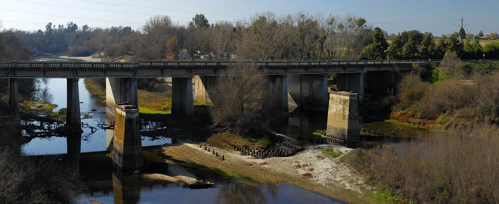Manning Ave crosses the Kings River.  Taken from the San Joaquin Valley Railroad Co. crossing of the Kings River, 1/2013, Ридли