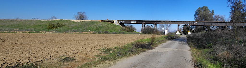The San Joaquin Valley Railroad Co tracks just west of the crossing the Kings River, 1/2013, Ридли