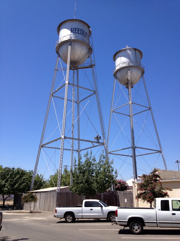 Reedley water towers along H St, 8/2013, Ридли
