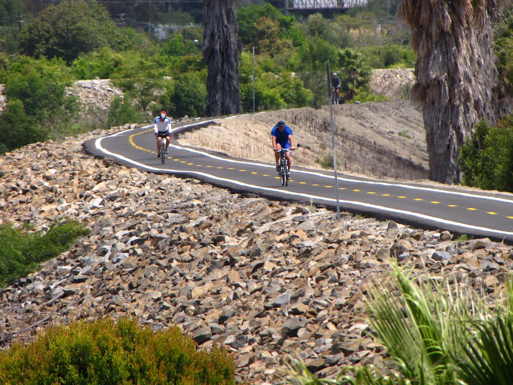 Bicycling on the San Gabriel River Trail, Long Beach, Calif., Россмур