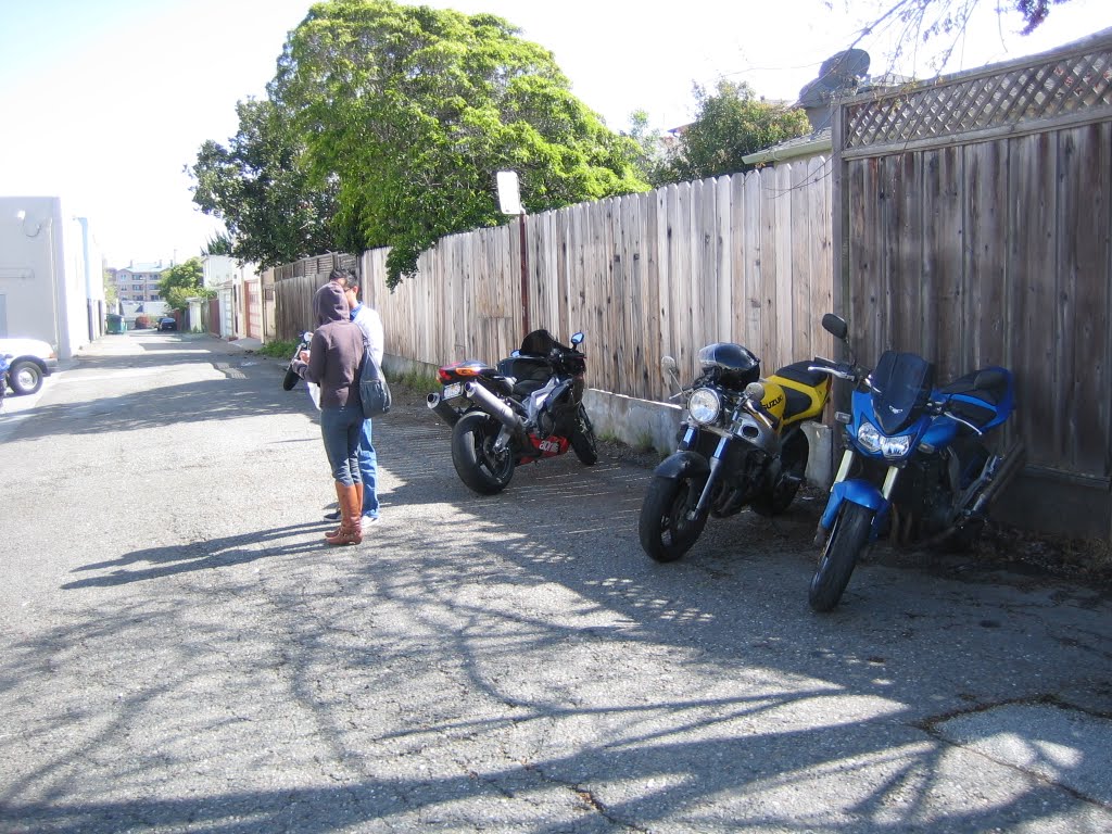 bikes in alley, Сан-Бруно