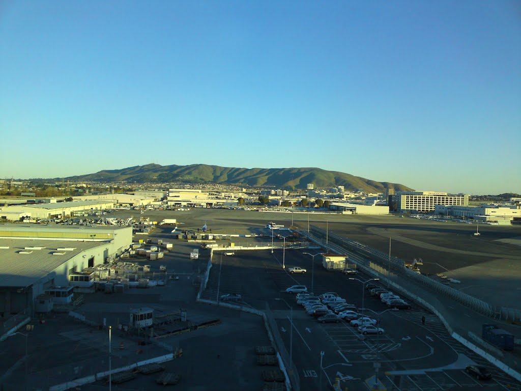 South San Francisco hills seen from SFO airport, Сан-Бруно