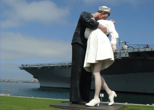 Kissing in front of USS Midway in San Diego, Сан-Диего