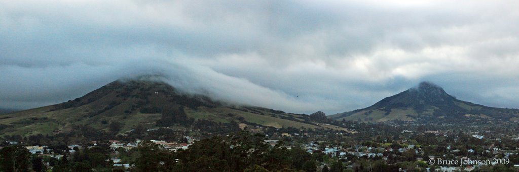 Fog rolling over Cerro San Luis, 5-4-09, Сан-Луис-Обиспо
