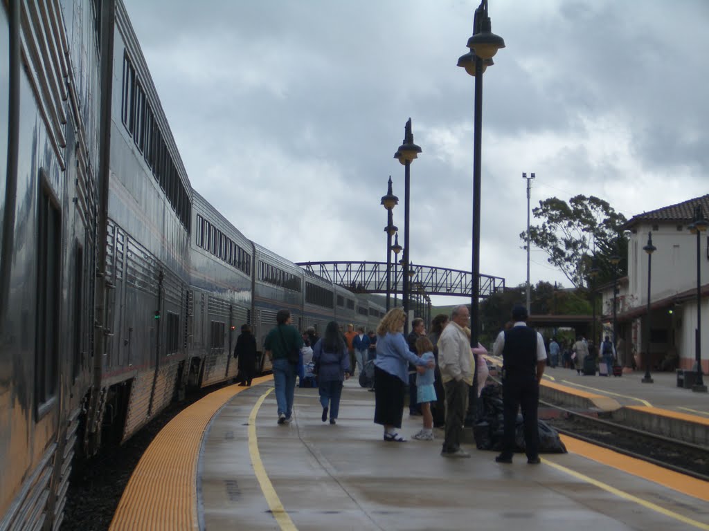 A scene of a platform of San Luis Obispo Amtrak station., Сан-Луис-Обиспо