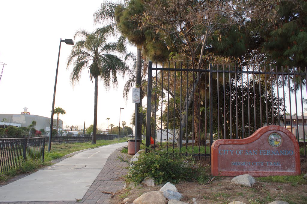 2014, On San Fernando Streets, Mission City Trail, Сан-Фернандо