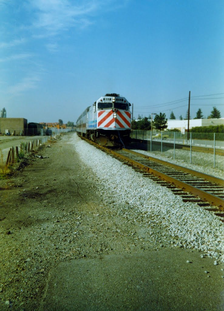 Caltrain Commuter Train led by Locomotive No. 902 arrives at Sunnyvale Station, Sunnyvale, CA, Саннивейл