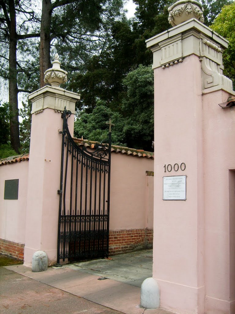 Entrance to the Carmelite Monastery in Santa Clara, California, Санта-Клара