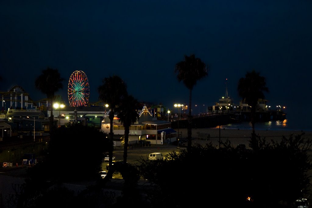Santa Monica Pier neon lights at 3am, Санта-Моника