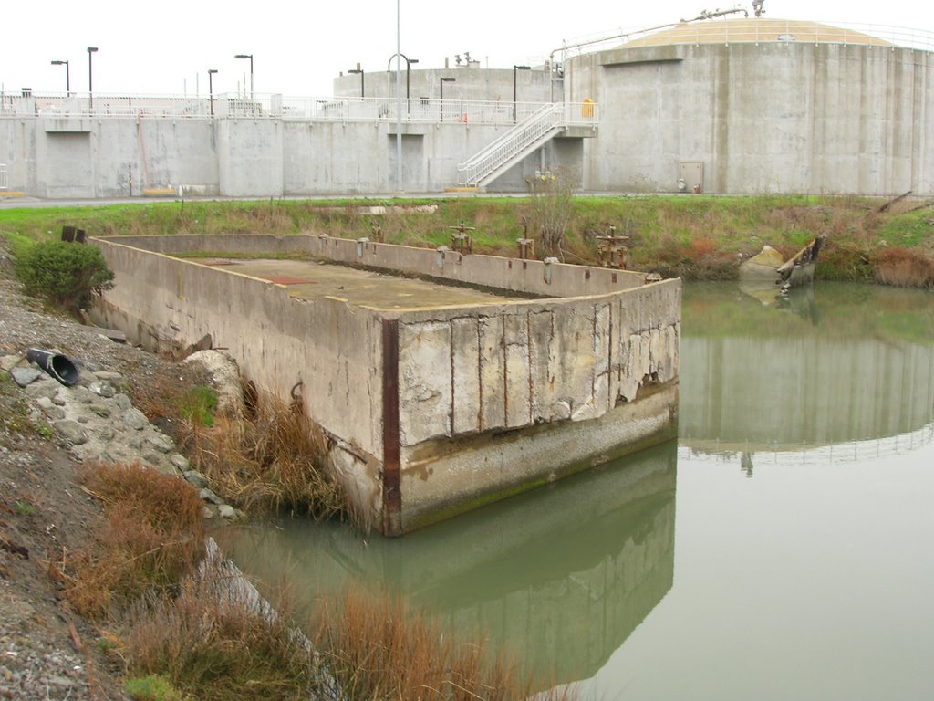 BEL AIR SHIPYARD. FLOATING CONCRETE CASSION, USED TO CLOSE OFF THE ENTRANCE TO EACH BASIN., Саут-Сан-Франциско