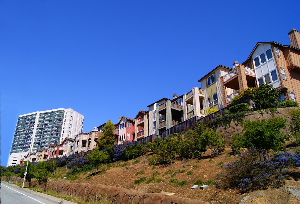 Сheerful houses. San Francisco, Sister Cities Blvd., Саут-Сан-Франциско