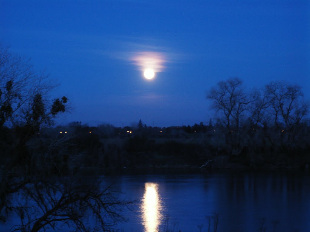 Full Moon  Reflecting On The Feather River, Саут-Юба
