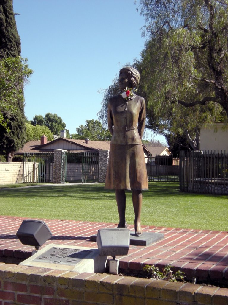 Statue of Pat Nixon (Pat Nixon Park), Серритос