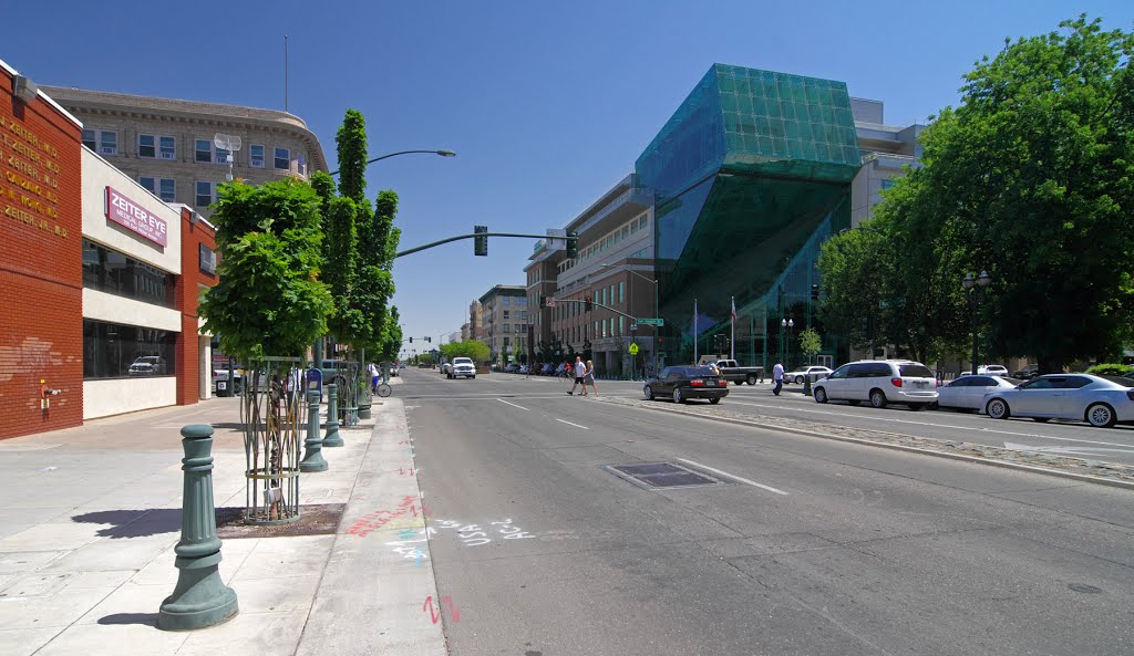 Looking east towards the intersection of E Weber Ave & N San Joaquin St, 5/2013, Стоктон