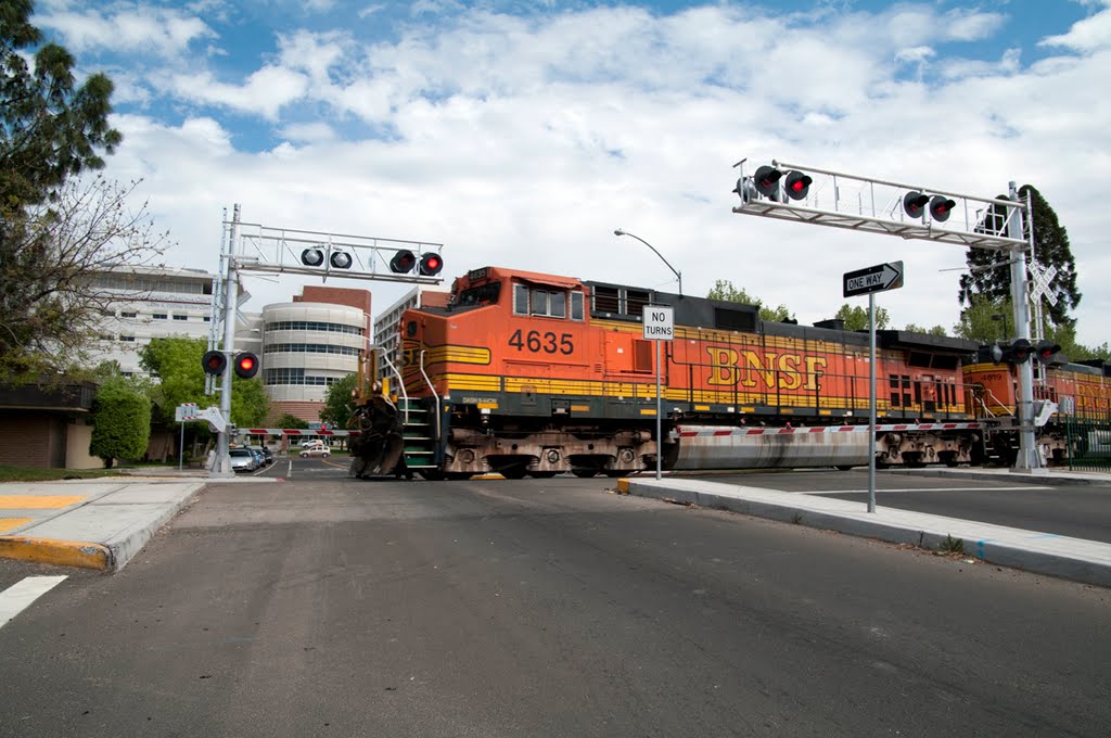 A BNSF Freight Train rolls infront of of Community Medical Center, 4/2011, Фресно