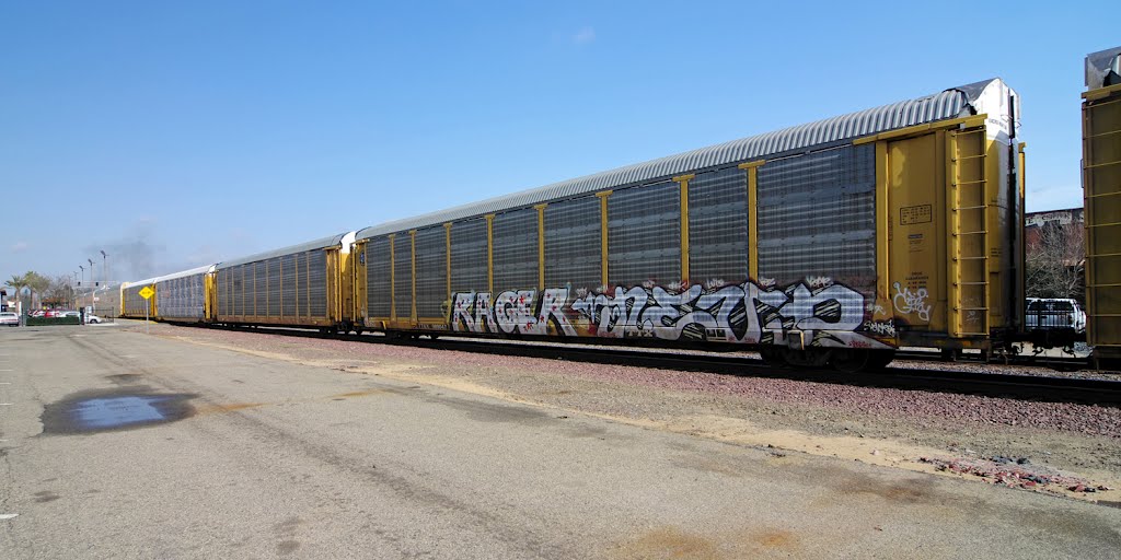 A freight train rolls North on the BNSF tracks that run alongside Santa Fe Ave, Fresno CA, 2/2012, Фресно
