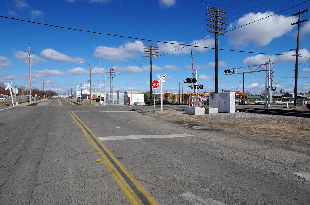 Looking north towards the intersection of S East Ave and E California Ave, 1/2013, Фресно