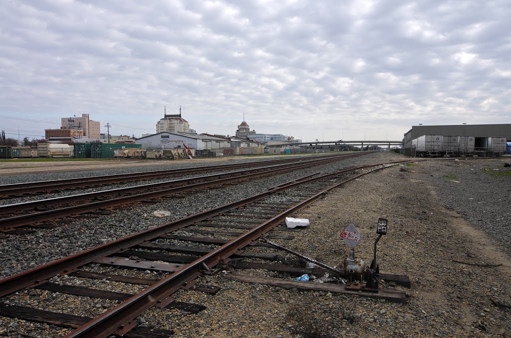 Looking SE towards downtown Fresno along the Union Pacific tracks along the 1600 block of G St, 2/2013, Фресно