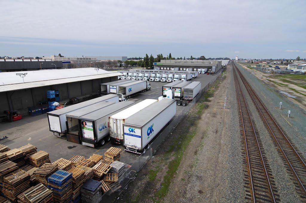 Looking north from the Stanislaus overpass over the Union Pacific Tracks, 2/2013, Фресно