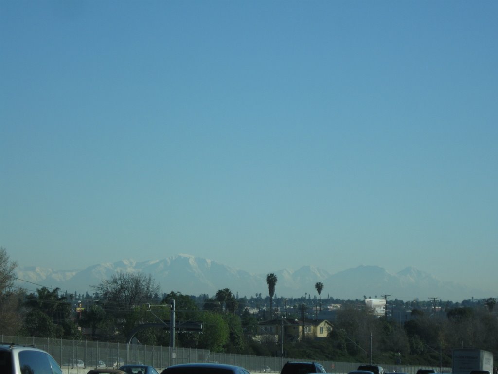 San Gabriel Mountains seen from the Interseccion of Fwys 105 @ 405 in Los Angeles, CA USA, Хавторн