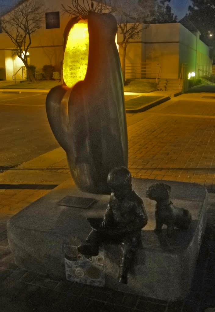 Children of the corn statue, Chino CA, at night, Чино