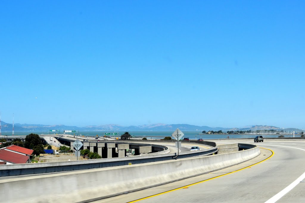 Approaching Oakland Bay Bridge, Emeryville Marina ahead on right., Эмеривилл