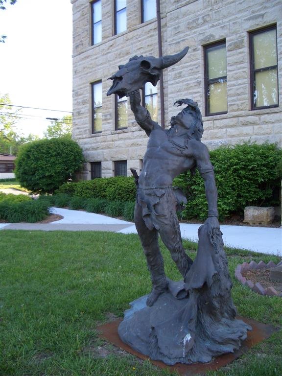 The Offering, Native American with cow skull and hide, life-size bronze, Junction City, KS, Джанкшин-Сити