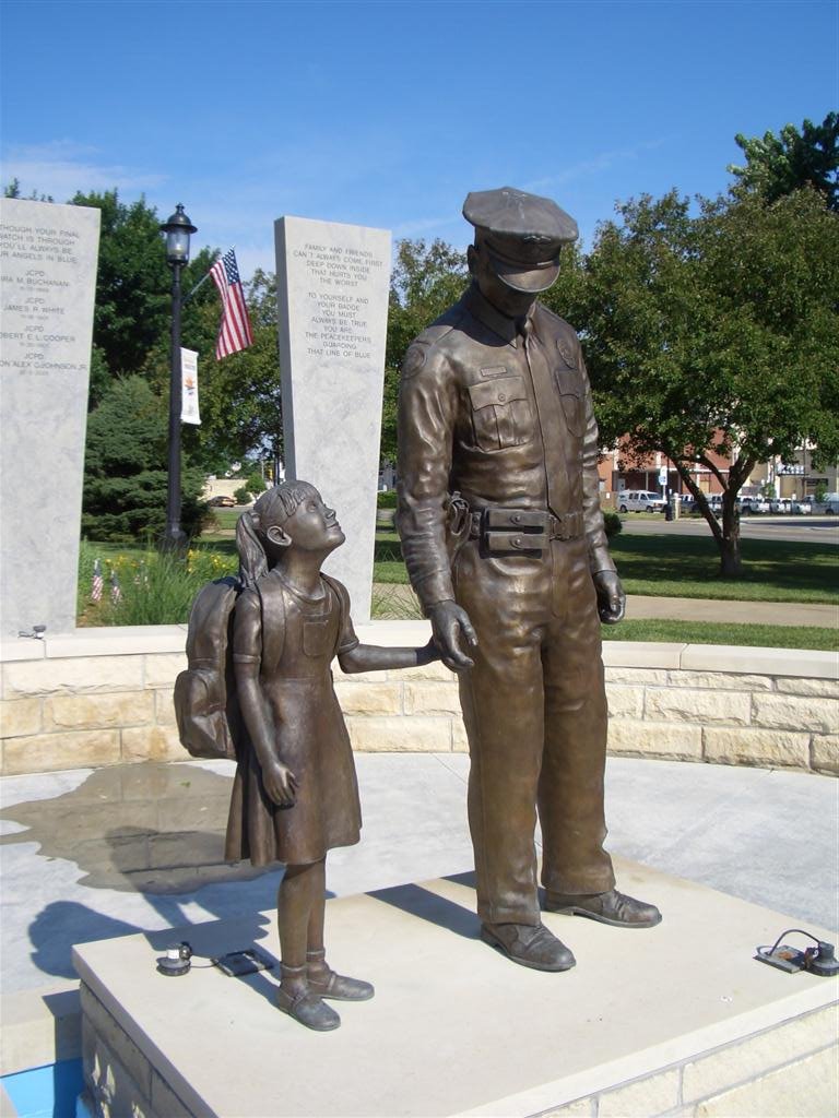 Junction City Geary County Law Enforcement Memorial, life-size bronze, Junction City, KS, Джанкшин-Сити