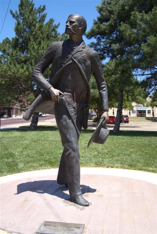 Wyatt Berry Stapp Earp, life-size bronze of the lawman, Dodge City, KS, Додж-Сити