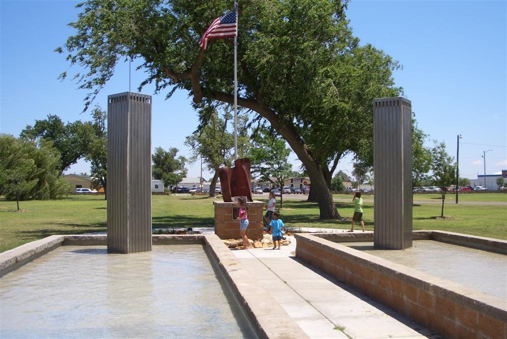 Liberty Garden, 110 in twin tower fountain with steel from NYC Trade Center, Dodge City, KS, Додж-Сити