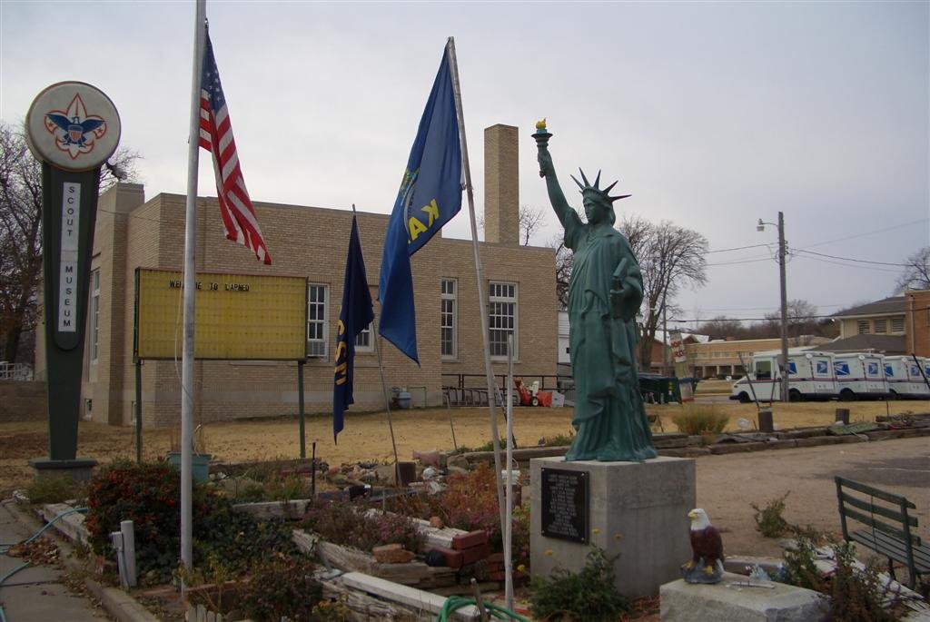 Statue of Liberty reproduction at Central States Scout Museum, Larned, KS, Ларнед