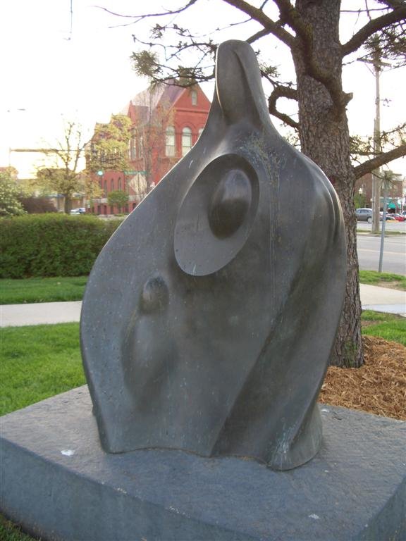 Leadership, abstract bronze of children encircled in mothers cloak, Lawrence, KS, Лоуренс
