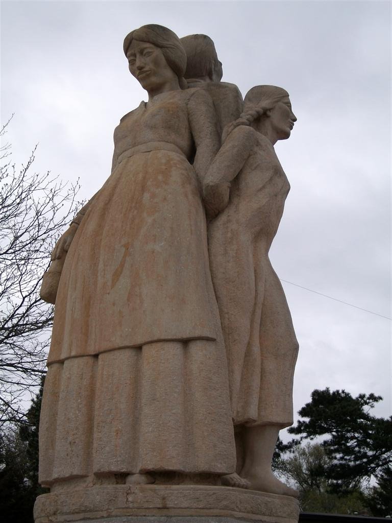 Pioneer Family, limestone sculpture by Pete Felten, Oberlin, KS, Нортон