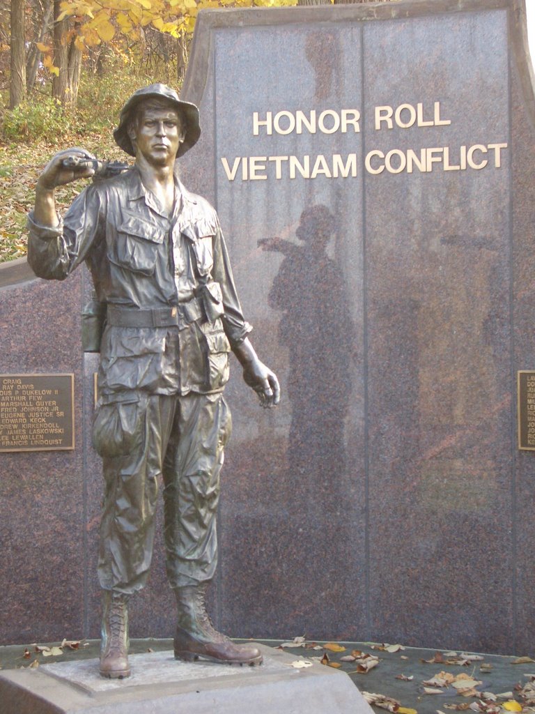 Vietnam Korean War Memorial, bronze Vietnam War US soldier, Kansas City, KS, Овербрук
