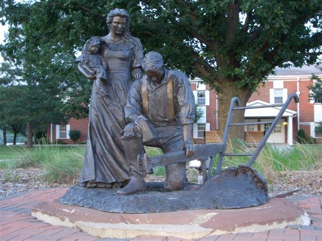 Harvest Prayer, life-size bronze of man, woman, child & plow, Olathe, KS, Овербрук