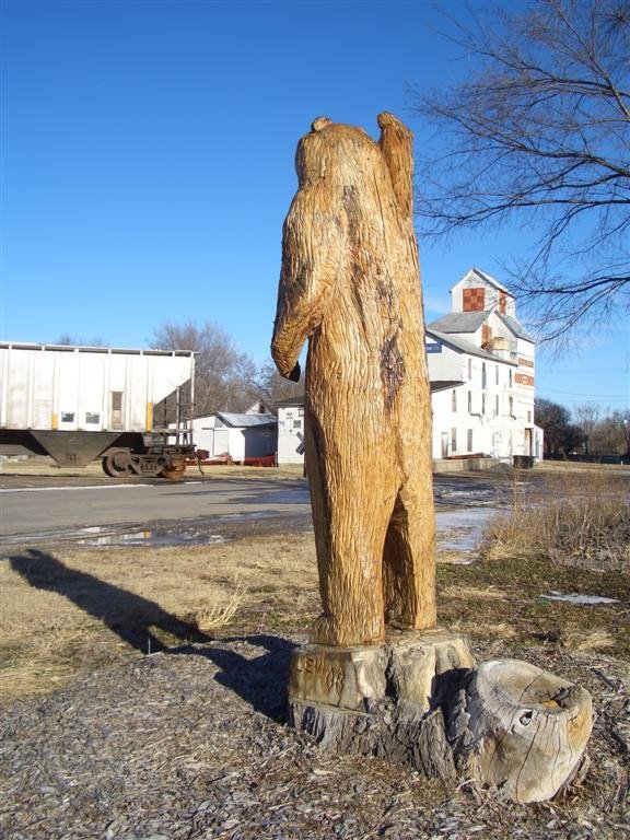 bear carved out of tree trunk, Belleville, KS, Палмер