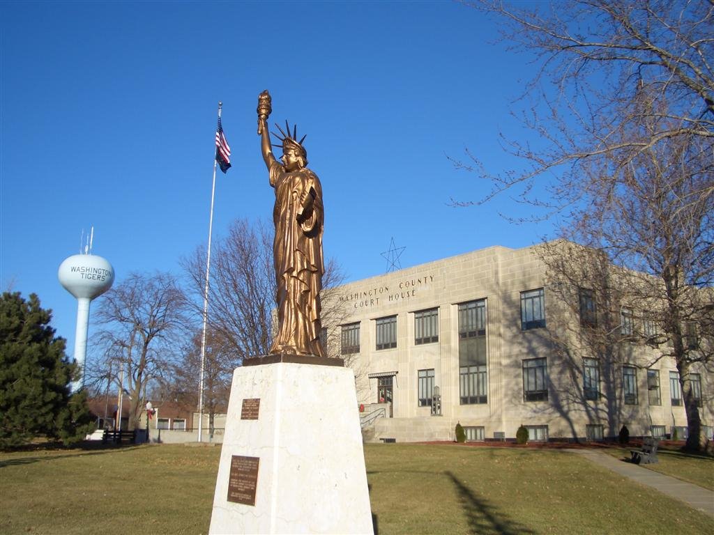 Statue of Liberty reproduction, Washington County Courthouse, Washington, KS, Палмер