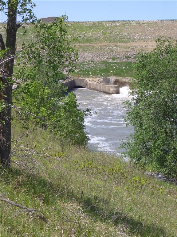 Tuttle Creek Dam spillway, left side people are fishing, right outlet letting out water, Manhattan, KS, Палмер