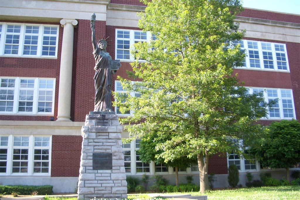 statue of liberty reproduction, Parsons, KS, Парсонс
