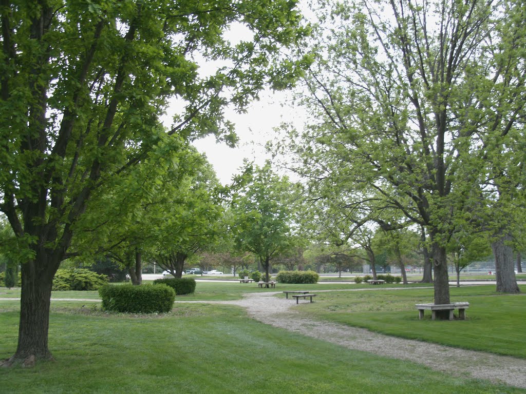 Oakdale Park, paths and seats, April 19, 2012, Салина