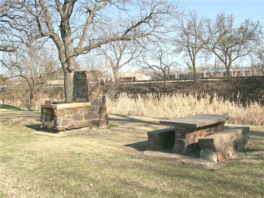 Oakdale Park, BBQ Stove and Picnic Table, Салина