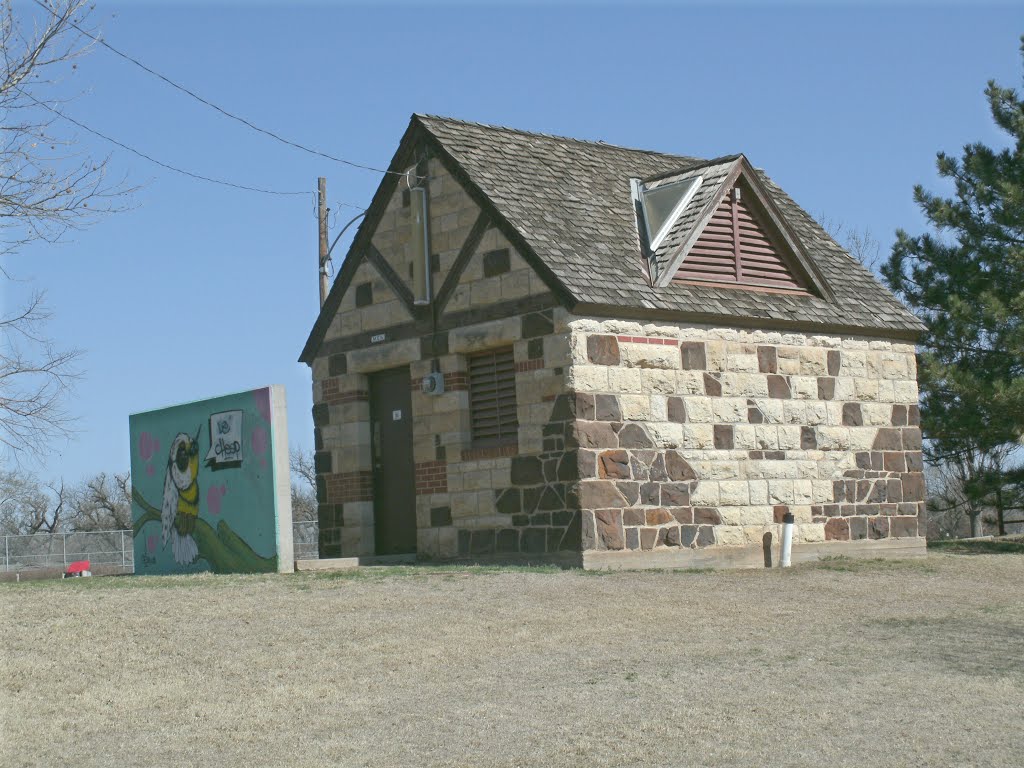 Oakdale Park, Outhouse with Painted Owl, Салина
