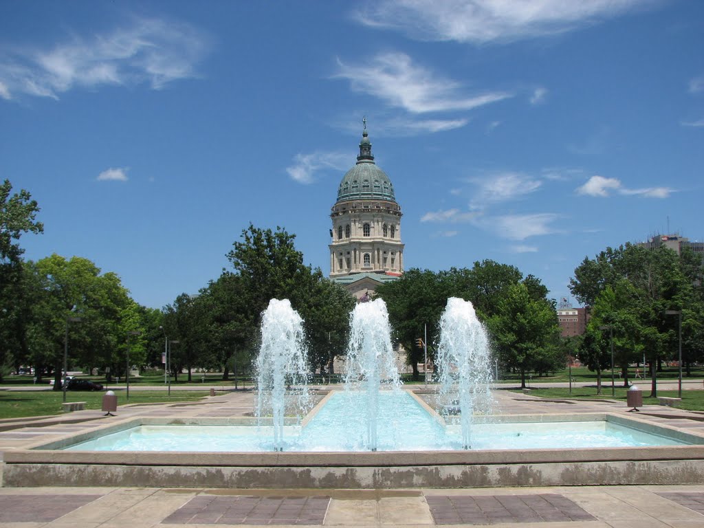Kansas State Capitol as seen from the steps of the Kansas Supreme Court, Топика