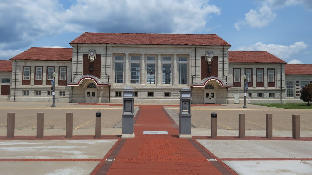 Symmetric view of the 1927 Great Overland Station, Topeka, Ks, Топика