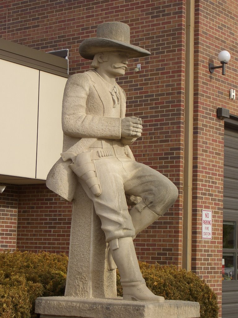 The Lawman, Pete Felten limestone sculpture,City Hall, Hays,KS, Хэйс