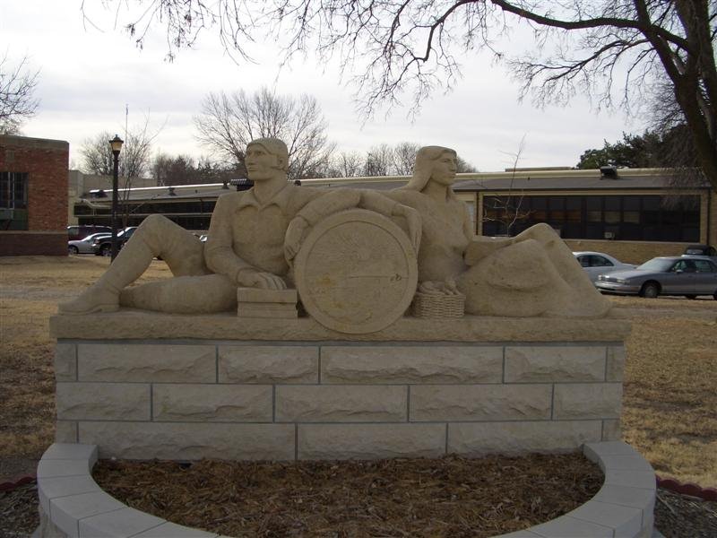 Fort Hays State University, old entrance limestone carving life-size figures by Pete Felten,Hays,KS, Хэйс