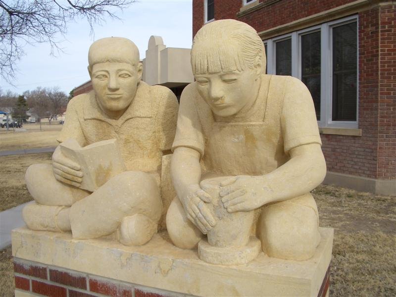 Boy & Girl life-size limestone Pete Felten sculptures, Hays, KS, Хэйс