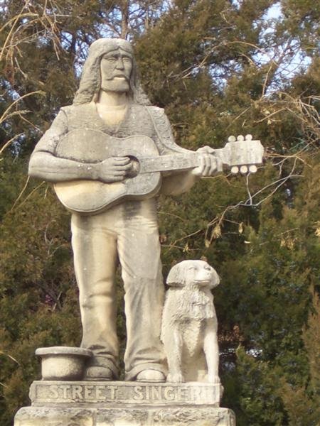 Street Singer, life-size Pete Felten limestone carving, Hays, KS, Хэйс