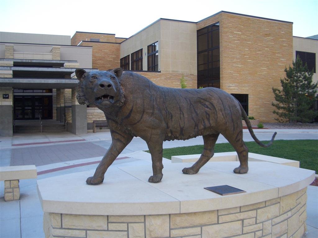 life-size tiger by Tobias Flores and FHSU students, north side of Memorial Union, FHSU, Hays, KS, Хэйс