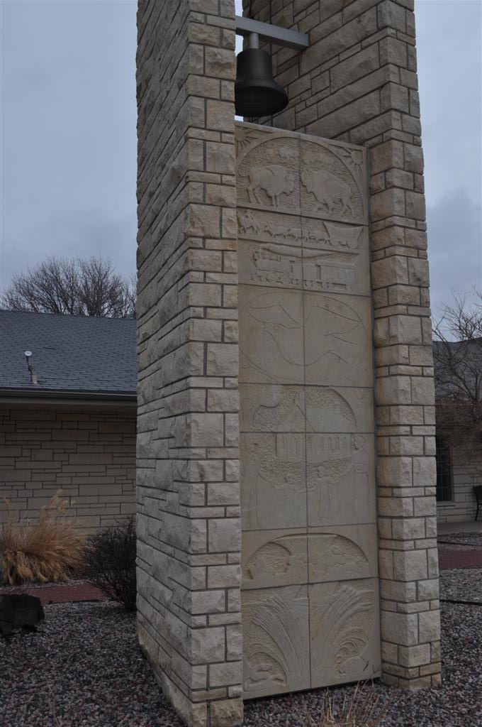 Pioneer Tower, limestone sculpture by Pete Felten, Hays, KS, Хэйс